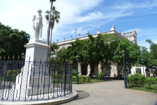 Denkmal Carlos Manuel de Céspedes auf dem Plaza de las Armas in Havanna Kuba Karibik