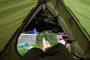 Camping mit Rucksack und Zelt