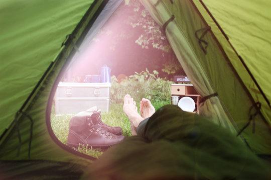 Camping mit Rucksack und Zelt