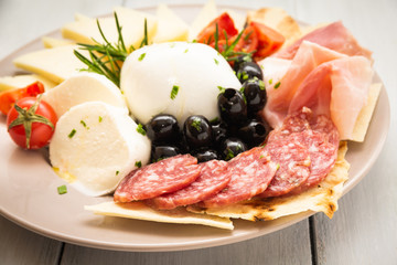 Piatto con mozzarella di bufala, prosciutto, salame e pecorino, Italian Foods 