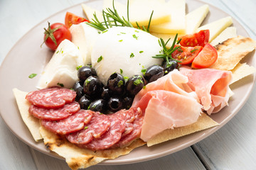 Piatto con mozzarella di bufala, prosciutto, salame e pecorino, Italian Foods 