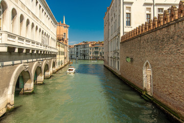 Naklejka premium Boote auf einem Kanal in Venedig