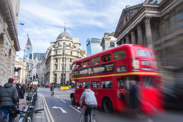 Fototapeta na wymiar London roter schneller Bus