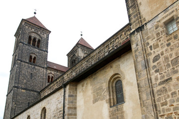 Fototapeta na wymiar Die Türme der Stiftskirche St. Servatii in der UNESCO Weltkulturerbestadt Quedlinburg