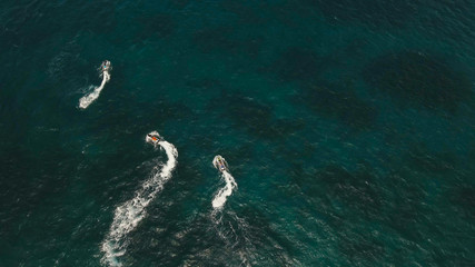 Leute, die auf einem Jetski fahren. Luftbildmann, der einen Jet-Ski auf dem Meer fährt. Jet-Ski auf dem Wasser des Meeres. Mann, der einen Wasserfahrrad-Jetski fährt. Philippinen, Boracay. Reisekonzept. Luftvideo.