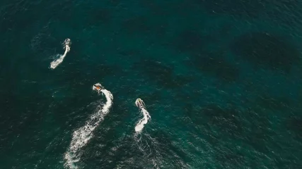 Foto auf Acrylglas Wasser Motorsport Leute, die auf einem Jetski fahren. Luftbildmann, der einen Jet-Ski auf dem Meer fährt. Jet-Ski auf dem Wasser des Meeres. Mann, der einen Wasserfahrrad-Jetski fährt. Philippinen, Boracay. Reisekonzept. Luftvideo.