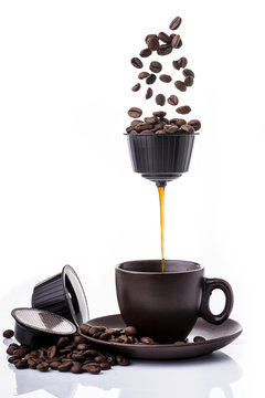 tazzina di  espresso caldo preparato con macchina del caffè  in capsule