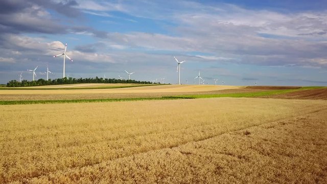 Weizenfeld Windr&auml;der Drohne