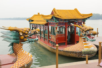 Obraz premium Dragon boats sitting in the dock of Kunming Lake at the Summer Palace in Beijing, China