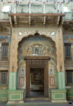 Havelis de Mandawa, magnifiques r&eacute;sidences couvertes de fresques, porte d'entr&eacute;e sculpt&eacute;e, Mandawa, Rajasthan, Inde