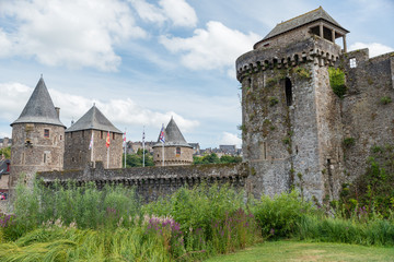 Zamek w Fougeres w sierpniowy, słoneczny dzień