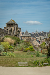 Fototapeta na wymiar Zamek w Fougeres w sierpniowy, słoneczny dzień