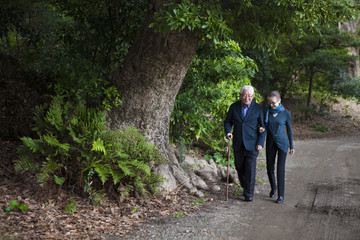 おしゃれをして散歩する、元気な老夫婦。