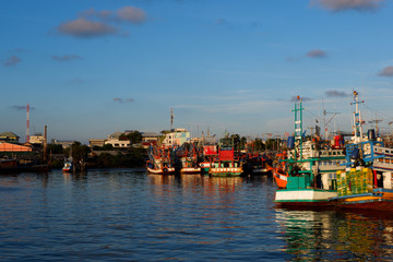 Naklejka premium fishing boat at songkla lake when sunset time