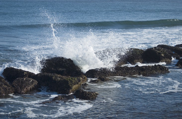 海　波　岩　しぶき　素材