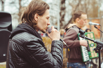 musicians sing in the street