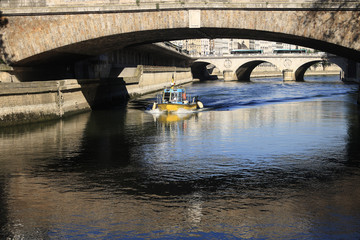 Un zodiac sous un pont parisien