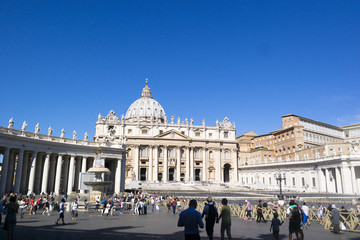 Fototapeta premium Vatican, ITALY - SEPTEMBER 6, 2016. Facade of St. Peter's Square and in front of the palace