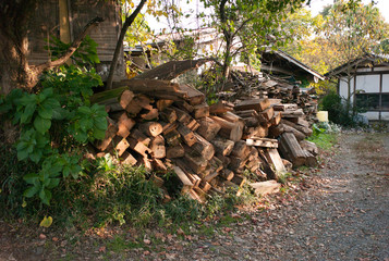 積まれた薪