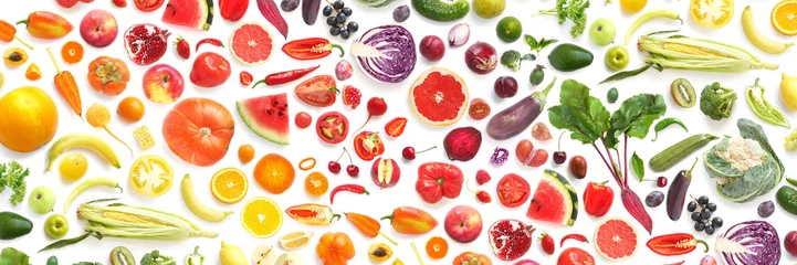 Rolgordijnen patroon van verschillende verse groenten en fruit geïsoleerd op een witte achtergrond, bovenaanzicht, plat lag. Samenstelling van voedsel, concept van gezond eten. Voedsel textuur. © Tatiana Morozova