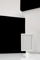 mockup minimal cornice bianca su fondo geometrico bianco e nero