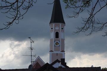 Kirchturm im Gewitter