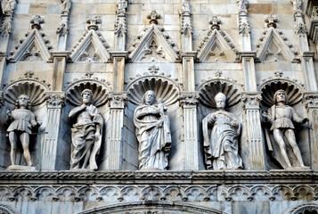 Obraz premium Figuren am Dom von Como