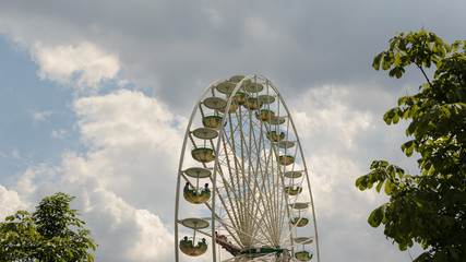 Riesenrad vor bewölktem Himmel