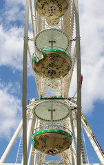Riesenrad vor bewölktem blauen Himmel