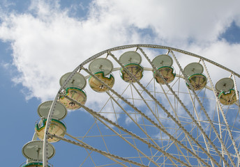 Riesenrad vor bewölktem blauen Himmel