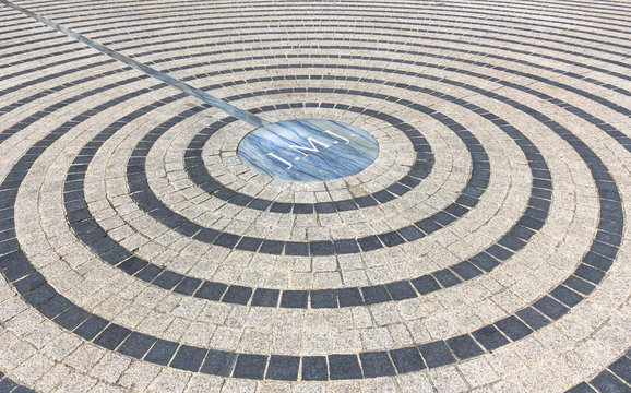 Pavement with concentric pattern