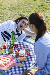 ピクニックをするカップル