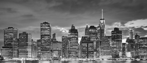  Black and white panoramic picture of Manhattan skyline at night, New York City, USA. © MaciejBledowski