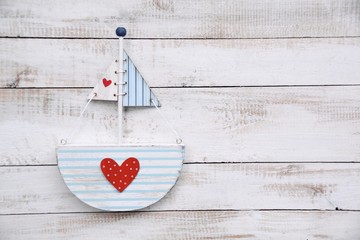 Grußkarte - Segelboot mit Herz auf Holzuntergrund - Maritime Dekoration, Glückwunschkarte zur...