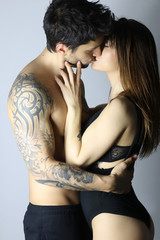 Jeune couple déshabillé s' embrassant tendrement 