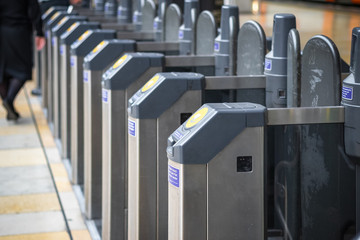 Naklejka premium Selektywne skupienie, automatyczne bariery biletowe na stacji London Paddington