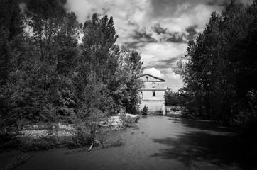 Moulin à eau abandonné dans le parc des quinze sols blagnac (France) - Noir et blanc