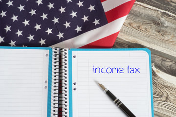 Flagge von Amerika und die Einkommenssteuer