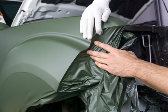 Klebefolie anbringen bei Autovollfolierung
