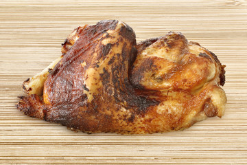 Halbes Hähnchen auf Holztisch Brettchen Holz Maserung