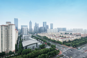 Obraz premium wieżowce i rezydencje nowoczesnego miasta