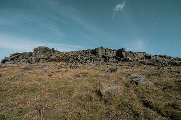 Fototapeta na wymiar Panorama formacji skalnych Bamford Edge, Peak District, Wielka Brytania. 