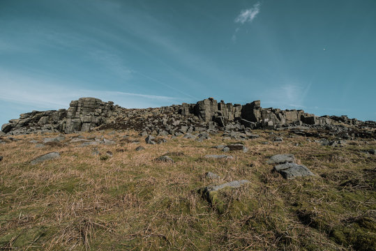 Panorama formacji skalnych Bamford Edge, Peak District, Wielka Brytania. 