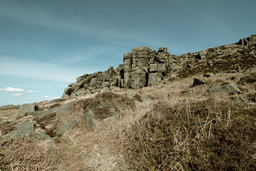 Segmenty skalne ujęte z oddali, Bamford Edge, Peak District, Wielka Brytania. 