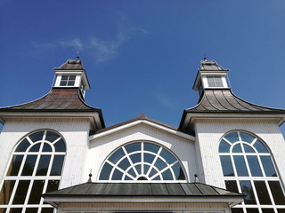 Rundbogenfenster und Turmhauben der Seebrücke Sellin vor blauem Himmel im Sonnenschein an der Ostsee auf der Insel Rügen im schönen Mecklenburg-Vorpommern