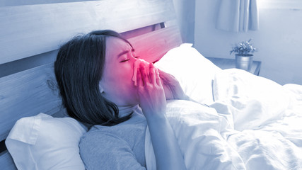 Obraz na płótnie Canvas Sick Woman sneezing