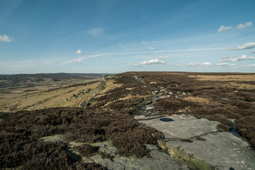 Ścieżka turystyczna z kamienia. Peak District, Wielka Brytania. 