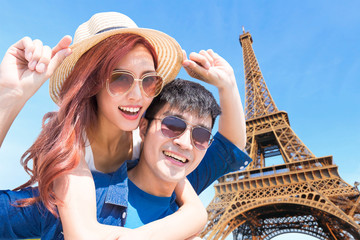 couple travel to paris