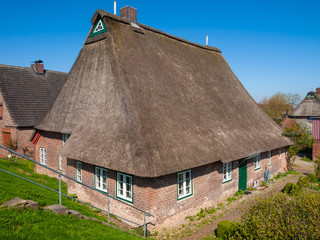 croft with thatch roof in Haseldorf, Niederlbe, Schleswig Holstein, Germany, Europe © Algecireño