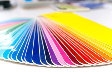 Farbfächer auf Schreibtisch | Farbauswahl